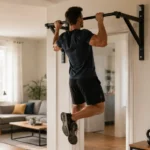Homme réalisant une traction sur une barre murale dans un espace de sport à domicile