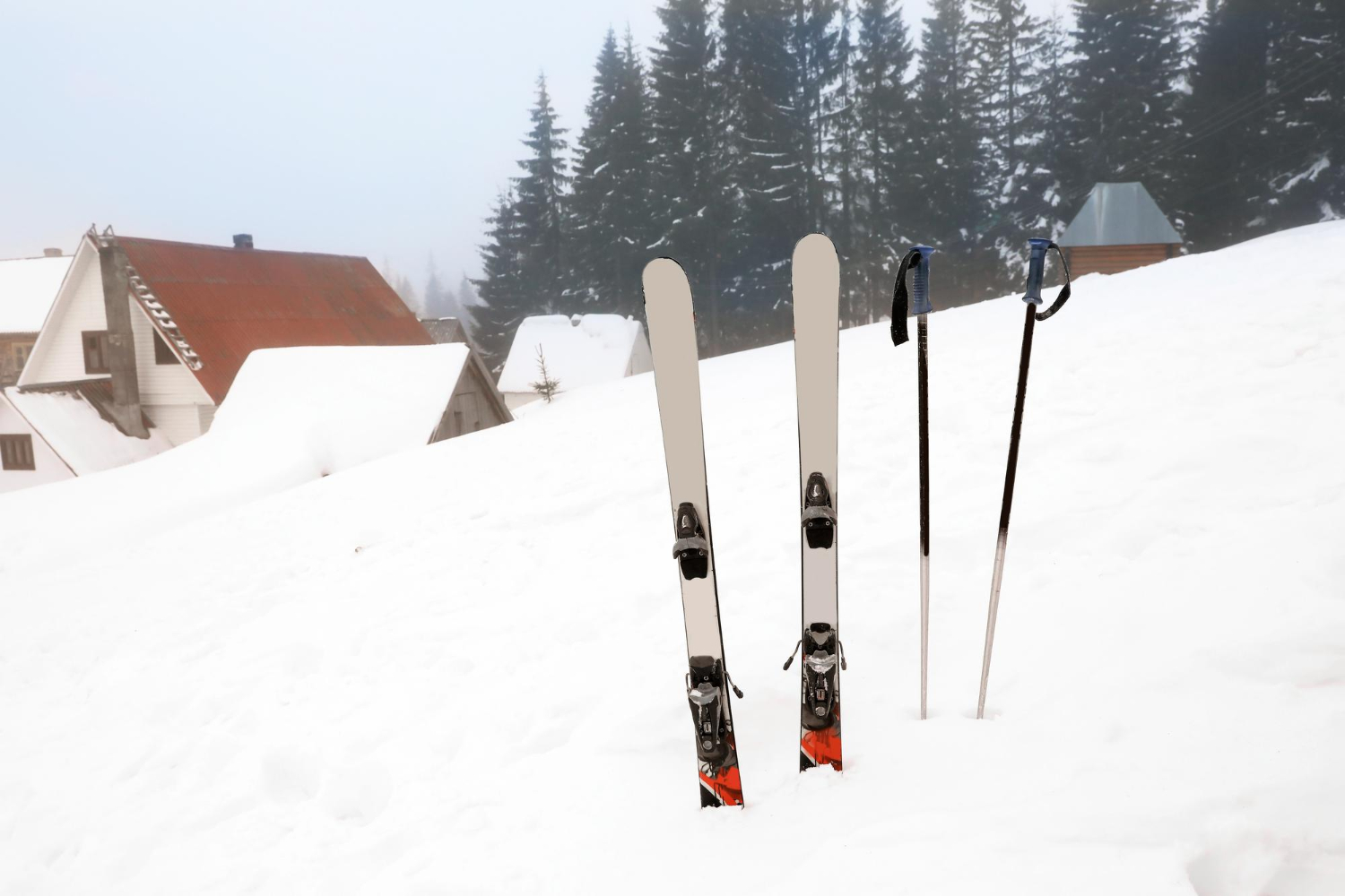 Des skis avec des bâtons dans une station de ski enneigée Vacances d'hiver