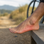 Inflammation et douleur sur le côté extérieur du pied : causes et solutions